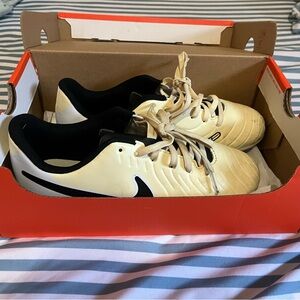 Nike Kids' JR Legend 10 Club size 5Y - Cream and Black Cleats